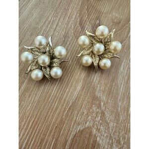 Vintage Emmons Pearl Floral Clip On
